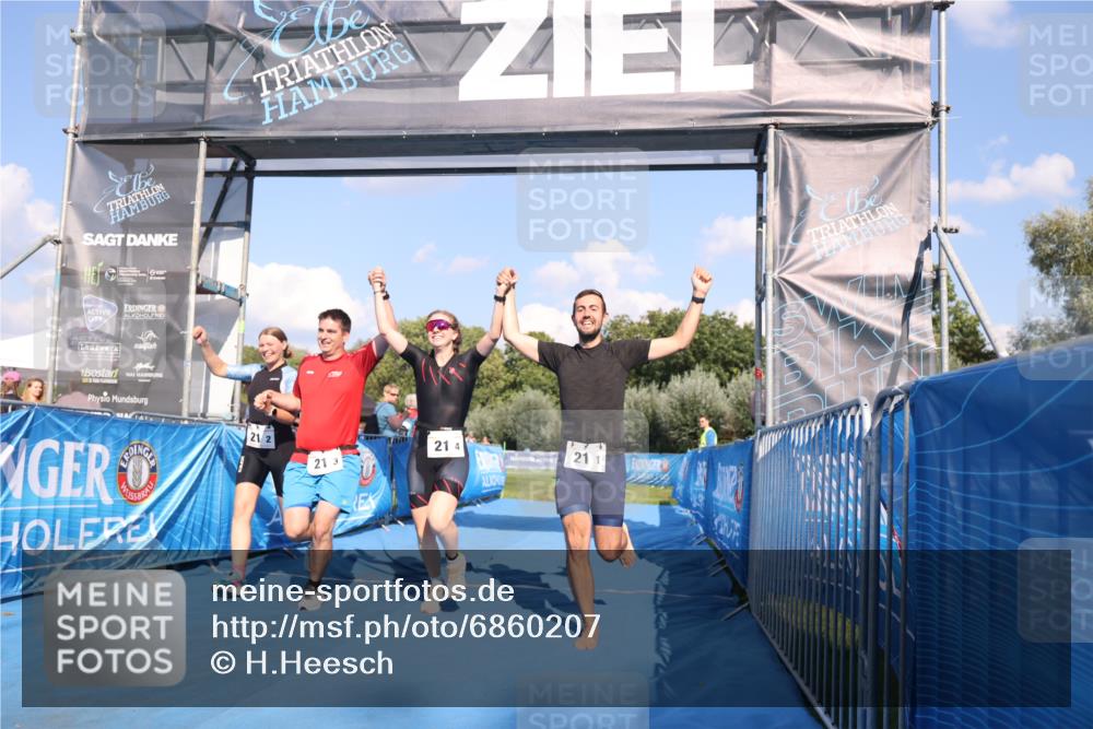 25.08.2024 - Elbe Triathlon Hamburg H.Heesch http://msf.ph/oto/6860207 25.08.2024 16:36:42 Ziel  meine-sportfotos.de