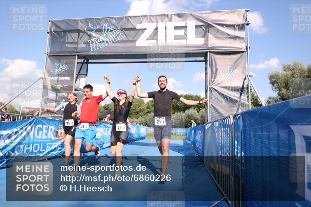 25.08.2024 - Elbe Triathlon Hamburg H.Heesch http://msf.ph/oto/6860226 25.08.2024 16:36:42 Ziel  meine-sportfotos.de