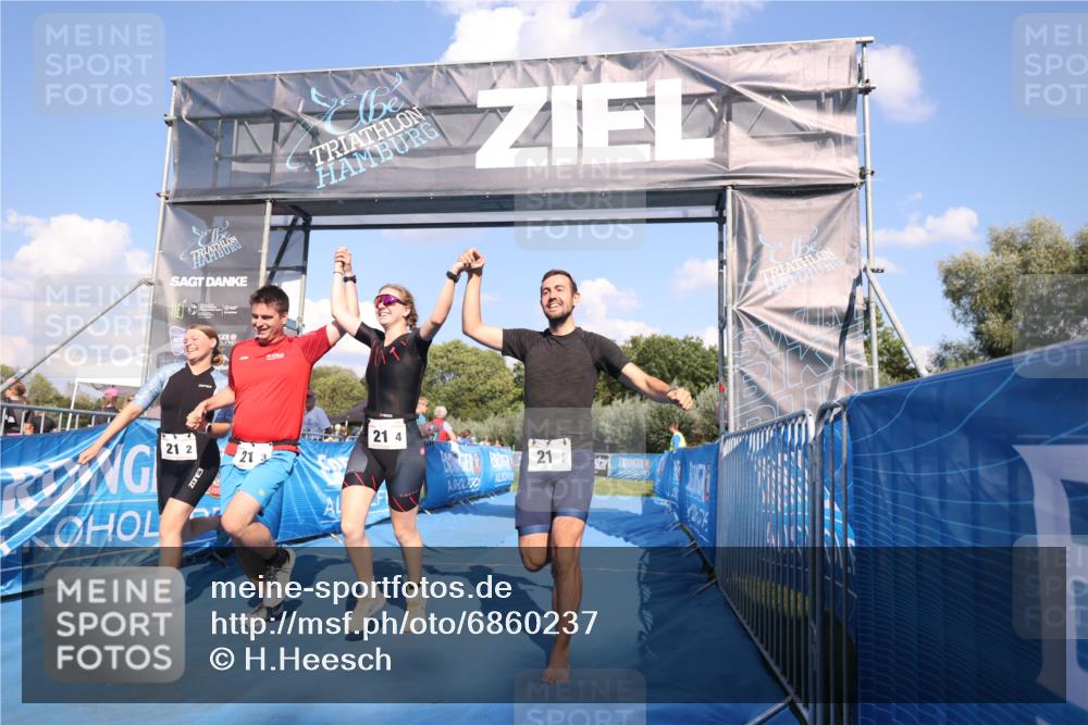 25.08.2024 - Elbe Triathlon Hamburg H.Heesch http://msf.ph/oto/6860237 25.08.2024 16:36:42 Ziel  meine-sportfotos.de