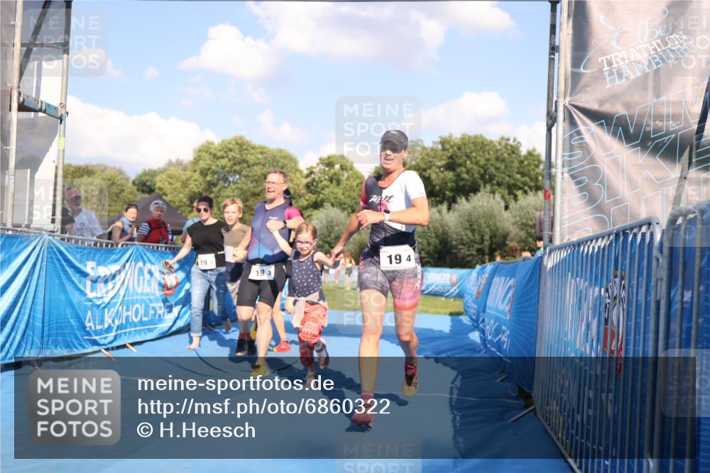 25.08.2024 - Elbe Triathlon Hamburg H.Heesch http://msf.ph/oto/6860322 25.08.2024 16:42:02 Ziel  meine-sportfotos.de