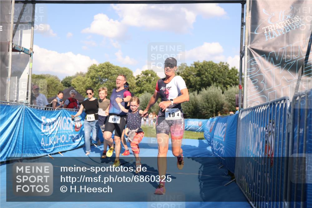 25.08.2024 - Elbe Triathlon Hamburg H.Heesch http://msf.ph/oto/6860325 25.08.2024 16:42:02 Ziel  meine-sportfotos.de