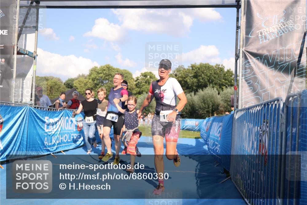 25.08.2024 - Elbe Triathlon Hamburg H.Heesch http://msf.ph/oto/6860330 25.08.2024 16:42:02 Ziel  meine-sportfotos.de