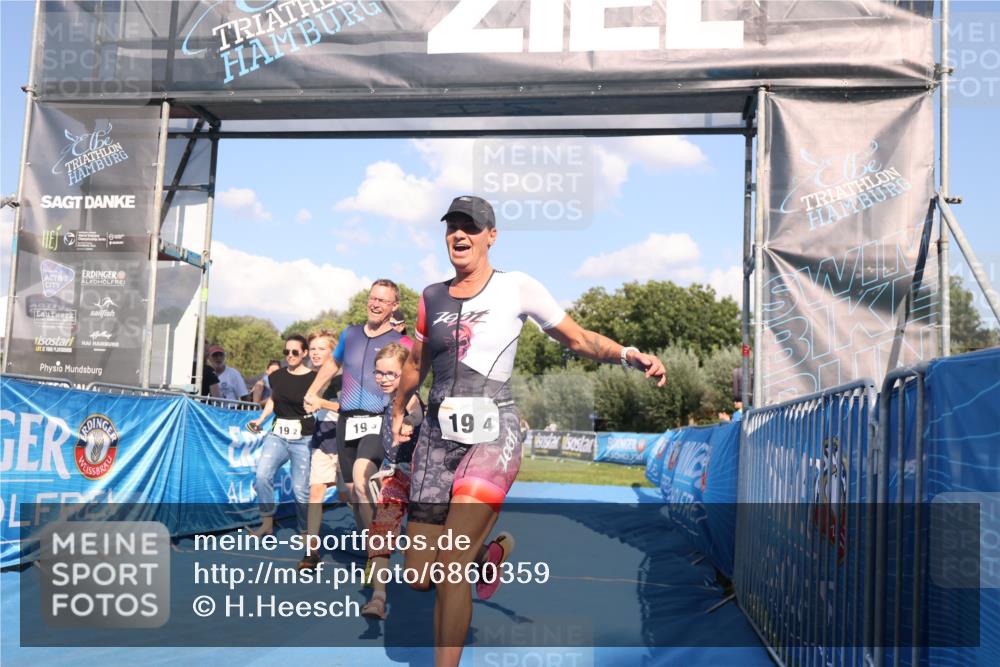 25.08.2024 - Elbe Triathlon Hamburg H.Heesch http://msf.ph/oto/6860359 25.08.2024 16:42:02 Ziel  meine-sportfotos.de