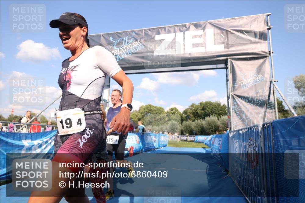 25.08.2024 - Elbe Triathlon Hamburg H.Heesch http://msf.ph/oto/6860409 25.08.2024 16:42:03 Ziel  meine-sportfotos.de
