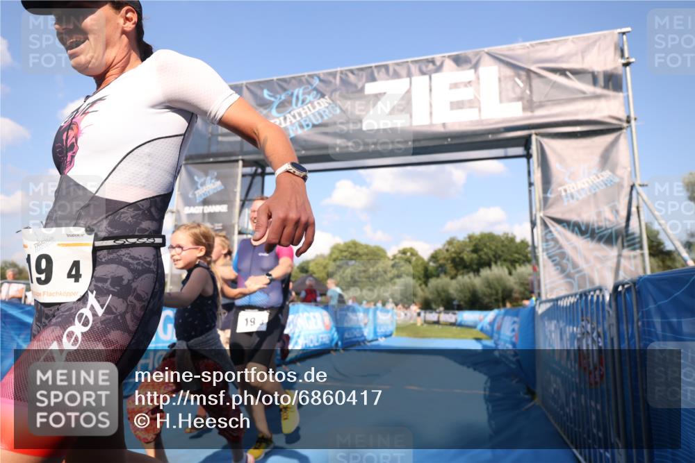 25.08.2024 - Elbe Triathlon Hamburg H.Heesch http://msf.ph/oto/6860417 25.08.2024 16:42:03 Ziel  meine-sportfotos.de