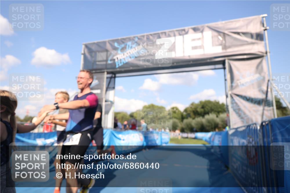 25.08.2024 - Elbe Triathlon Hamburg H.Heesch http://msf.ph/oto/6860440 25.08.2024 16:42:03 Ziel  meine-sportfotos.de
