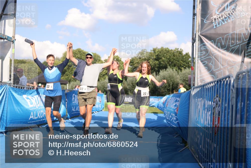 25.08.2024 - Elbe Triathlon Hamburg H.Heesch http://msf.ph/oto/6860524 25.08.2024 16:42:21 Ziel  meine-sportfotos.de