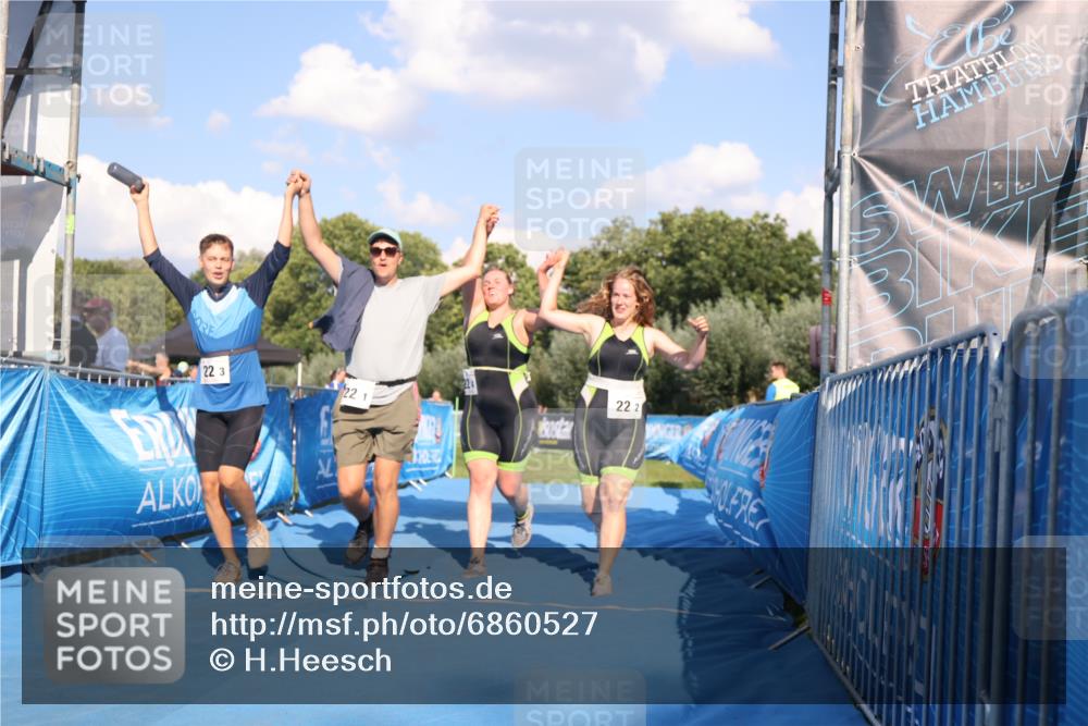 25.08.2024 - Elbe Triathlon Hamburg H.Heesch http://msf.ph/oto/6860527 25.08.2024 16:42:21 Ziel  meine-sportfotos.de