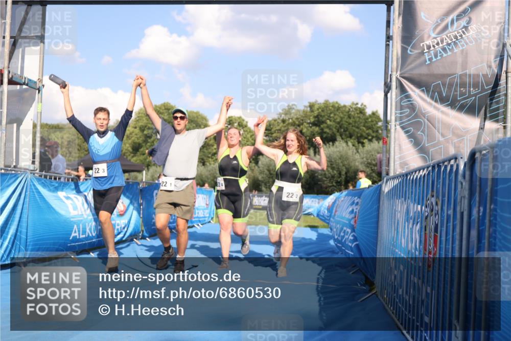 25.08.2024 - Elbe Triathlon Hamburg H.Heesch http://msf.ph/oto/6860530 25.08.2024 16:42:21 Ziel  meine-sportfotos.de