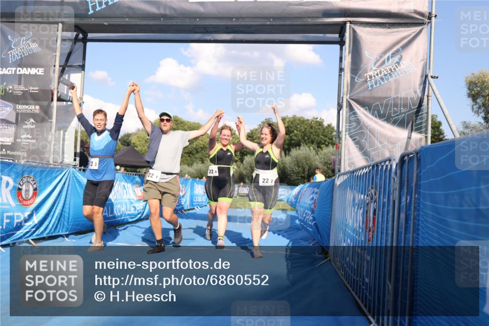 25.08.2024 - Elbe Triathlon Hamburg H.Heesch http://msf.ph/oto/6860552 25.08.2024 16:42:21 Ziel  meine-sportfotos.de