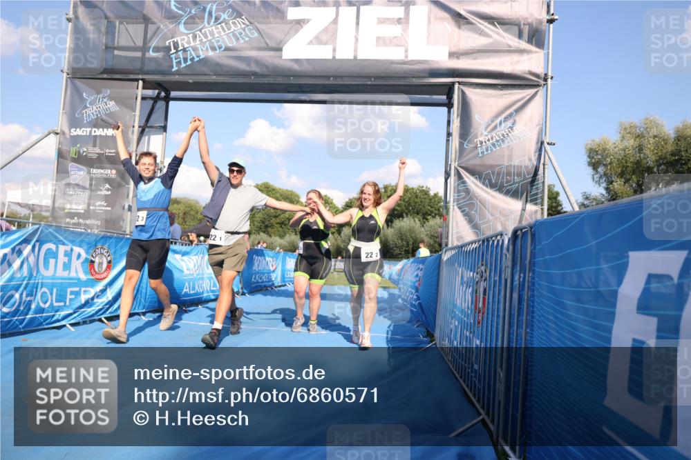 25.08.2024 - Elbe Triathlon Hamburg H.Heesch http://msf.ph/oto/6860571 25.08.2024 16:42:21 Ziel  meine-sportfotos.de