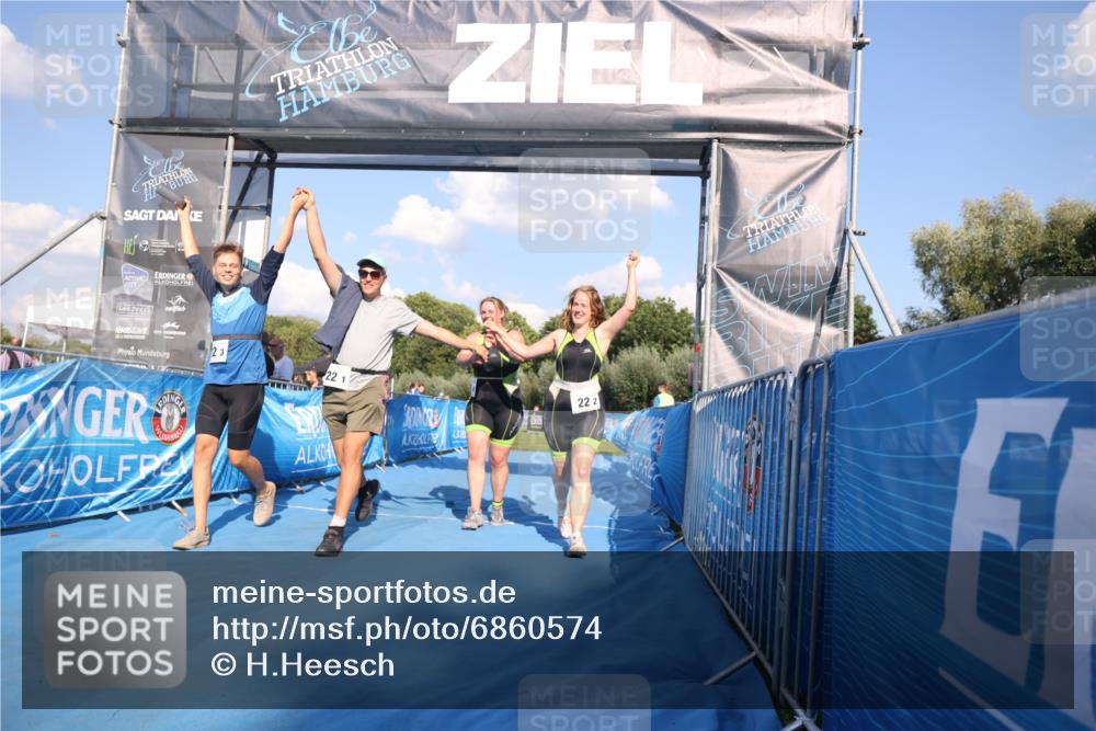 25.08.2024 - Elbe Triathlon Hamburg H.Heesch http://msf.ph/oto/6860574 25.08.2024 16:42:22 Ziel  meine-sportfotos.de