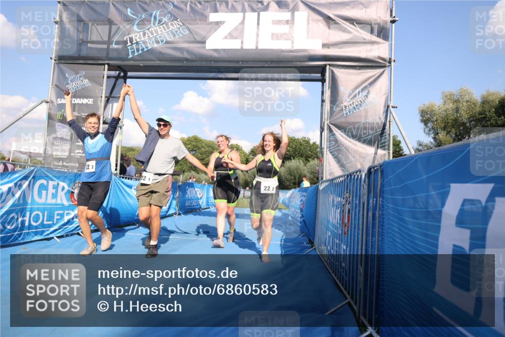 25.08.2024 - Elbe Triathlon Hamburg H.Heesch http://msf.ph/oto/6860583 25.08.2024 16:42:22 Ziel  meine-sportfotos.de