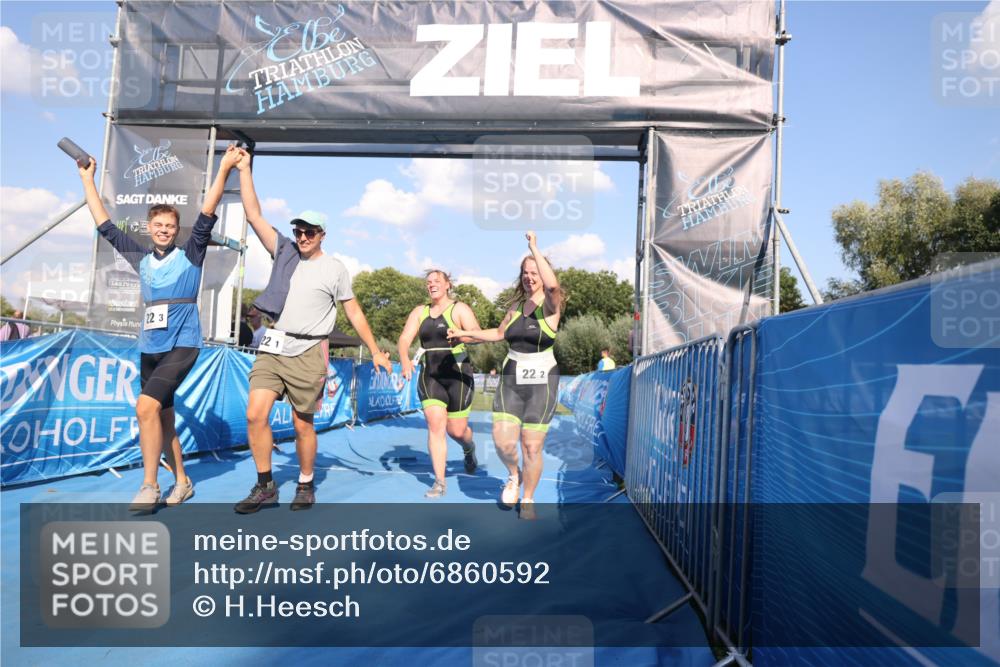 25.08.2024 - Elbe Triathlon Hamburg H.Heesch http://msf.ph/oto/6860592 25.08.2024 16:42:22 Ziel  meine-sportfotos.de