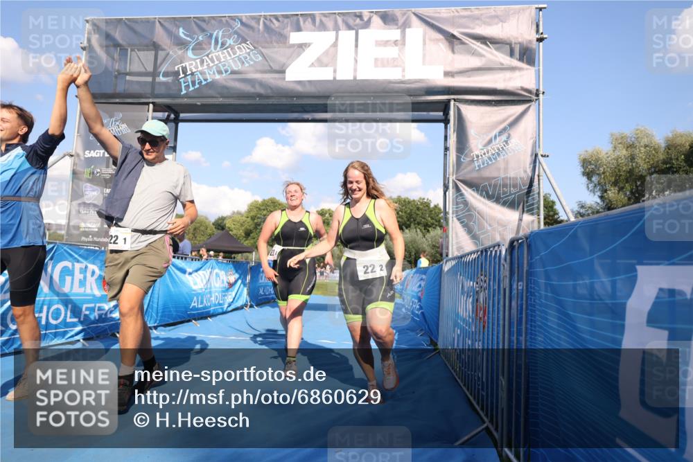 25.08.2024 - Elbe Triathlon Hamburg H.Heesch http://msf.ph/oto/6860629 25.08.2024 16:42:22 Ziel  meine-sportfotos.de