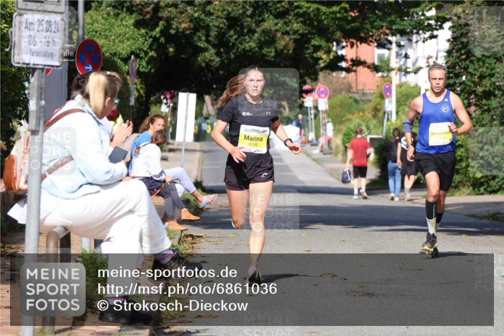 25.08.2024 - 20. Blankeneser Heldenlauf Strokosch-Dieckow http://msf.ph/oto/6861036 25.08.2024 10:14:23 Ziel 6285, 6439 meine-sportfotos.de