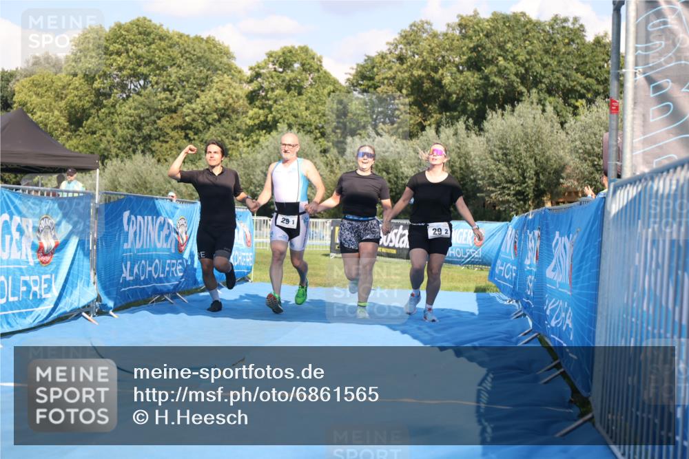 25.08.2024 - Elbe Triathlon Hamburg H.Heesch http://msf.ph/oto/6861565 25.08.2024 16:48:17 Ziel  meine-sportfotos.de