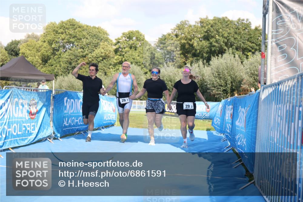 25.08.2024 - Elbe Triathlon Hamburg H.Heesch http://msf.ph/oto/6861591 25.08.2024 16:48:18 Ziel  meine-sportfotos.de