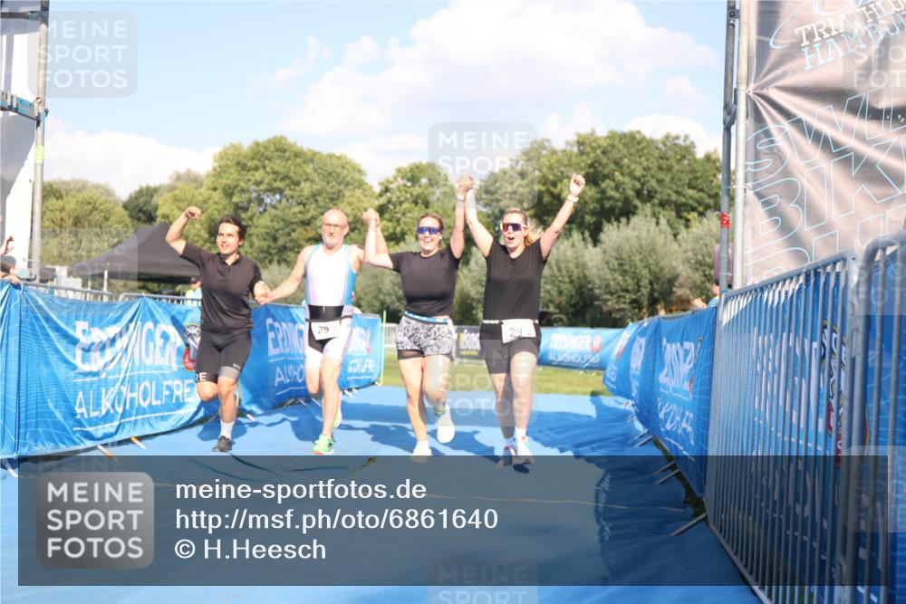 25.08.2024 - Elbe Triathlon Hamburg H.Heesch http://msf.ph/oto/6861640 25.08.2024 16:48:19 Ziel  meine-sportfotos.de