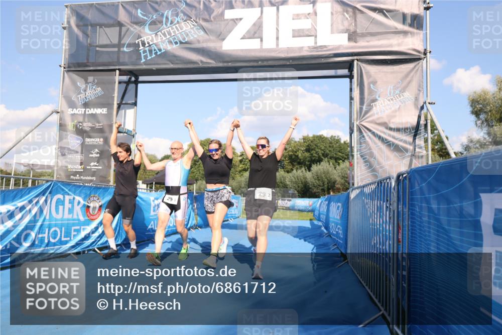 25.08.2024 - Elbe Triathlon Hamburg H.Heesch http://msf.ph/oto/6861712 25.08.2024 16:48:19 Ziel  meine-sportfotos.de
