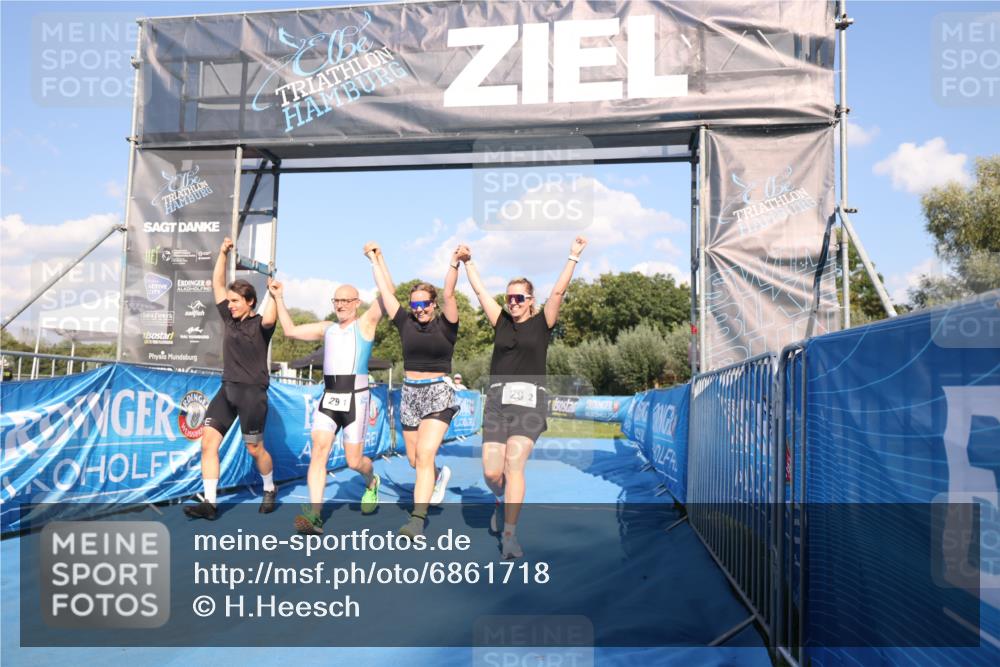 25.08.2024 - Elbe Triathlon Hamburg H.Heesch http://msf.ph/oto/6861718 25.08.2024 16:48:19 Ziel  meine-sportfotos.de