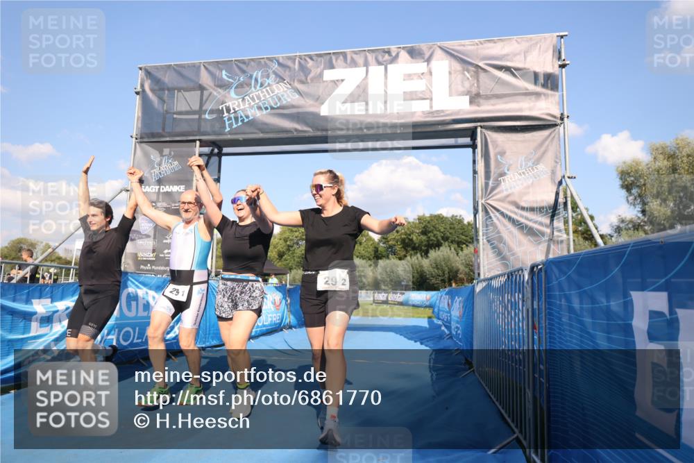 25.08.2024 - Elbe Triathlon Hamburg H.Heesch http://msf.ph/oto/6861770 25.08.2024 16:48:20 Ziel  meine-sportfotos.de
