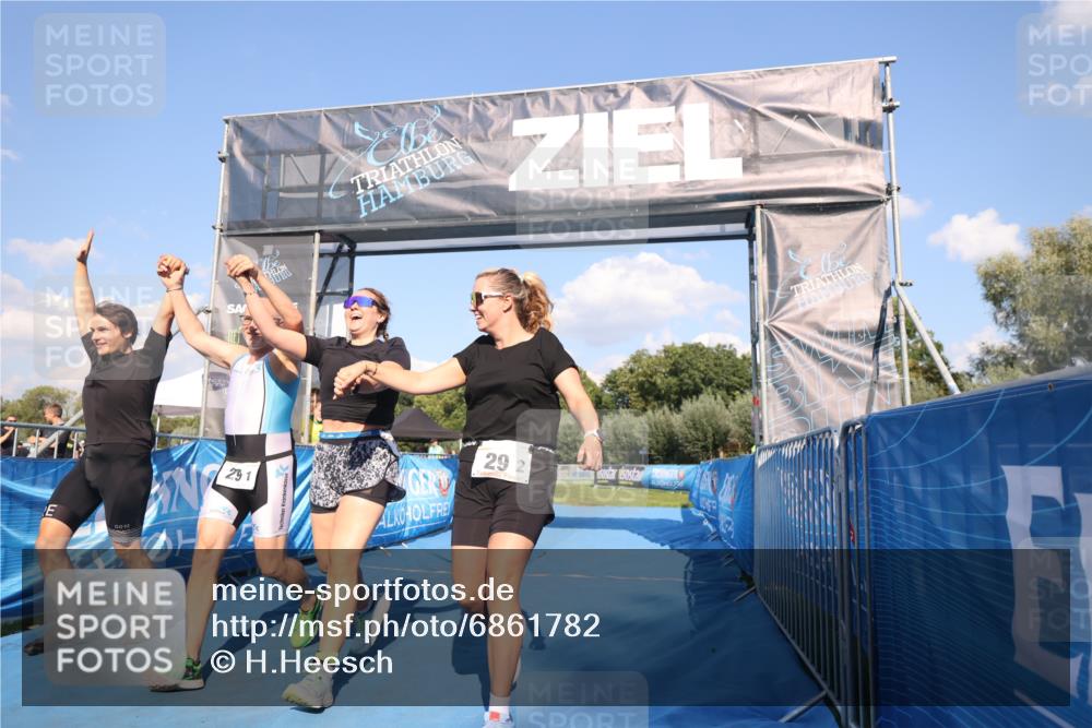 25.08.2024 - Elbe Triathlon Hamburg H.Heesch http://msf.ph/oto/6861782 25.08.2024 16:48:20 Ziel  meine-sportfotos.de