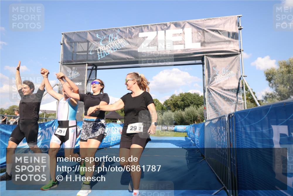 25.08.2024 - Elbe Triathlon Hamburg H.Heesch http://msf.ph/oto/6861787 25.08.2024 16:48:20 Ziel  meine-sportfotos.de