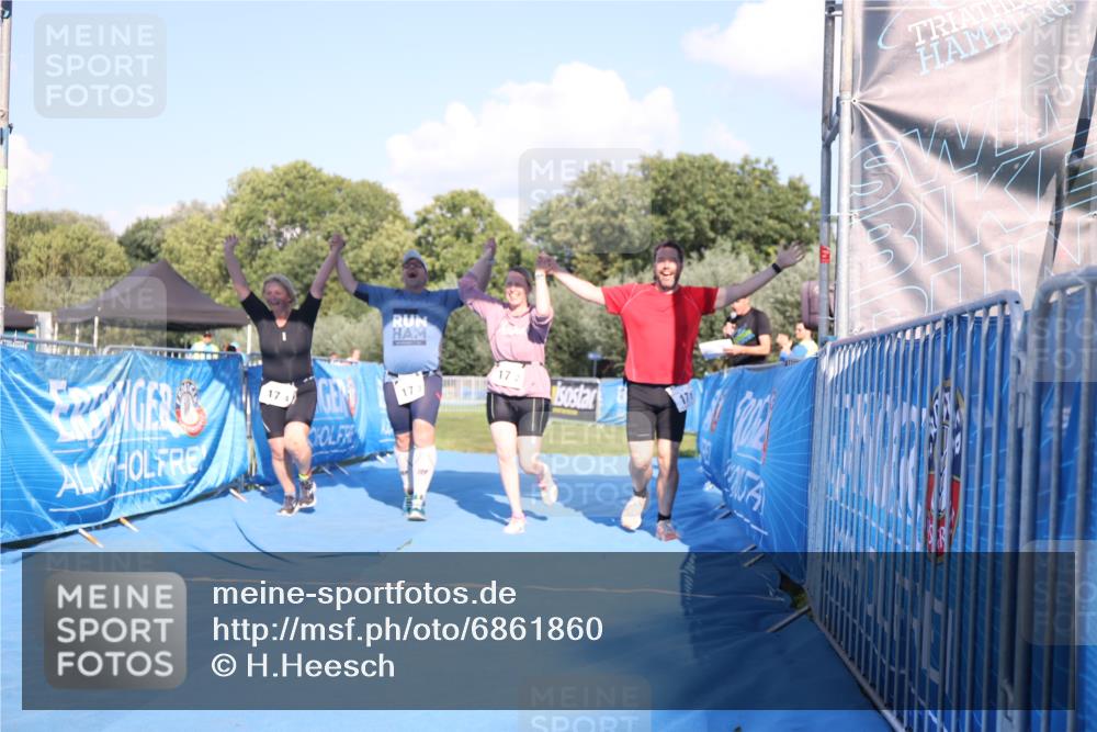 25.08.2024 - Elbe Triathlon Hamburg H.Heesch http://msf.ph/oto/6861860 25.08.2024 16:54:18 Ziel  meine-sportfotos.de