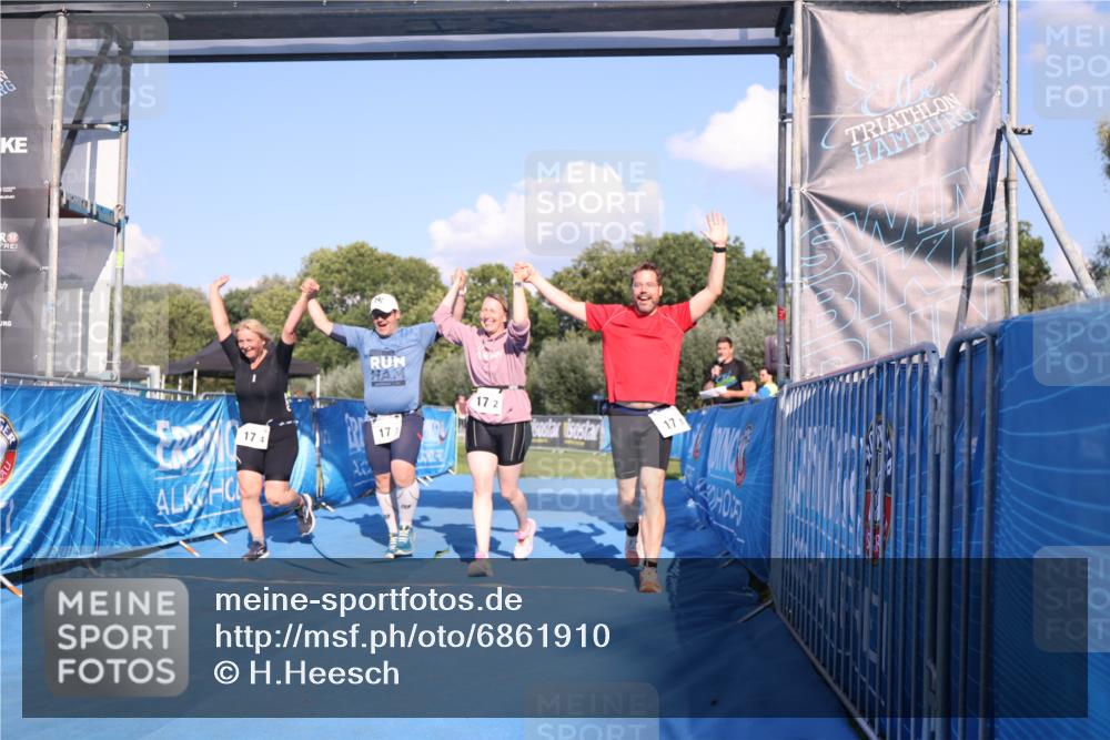 25.08.2024 - Elbe Triathlon Hamburg H.Heesch http://msf.ph/oto/6861910 25.08.2024 16:54:19 Ziel  meine-sportfotos.de