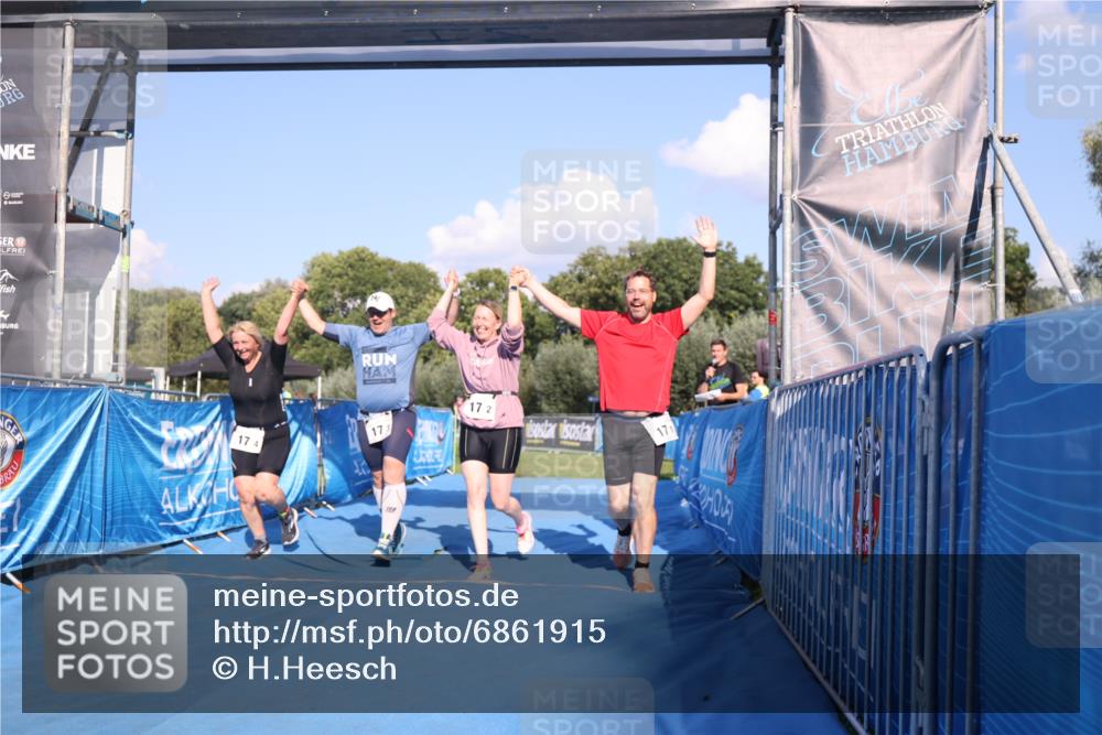 25.08.2024 - Elbe Triathlon Hamburg H.Heesch http://msf.ph/oto/6861915 25.08.2024 16:54:19 Ziel  meine-sportfotos.de