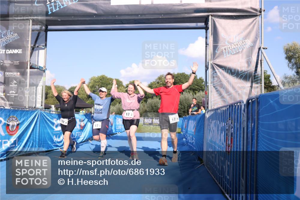 25.08.2024 - Elbe Triathlon Hamburg H.Heesch http://msf.ph/oto/6861933 25.08.2024 16:54:19 Ziel  meine-sportfotos.de