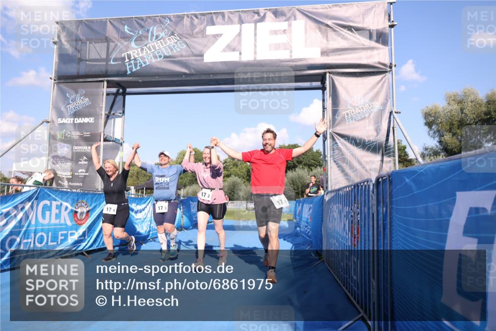 25.08.2024 - Elbe Triathlon Hamburg H.Heesch http://msf.ph/oto/6861975 25.08.2024 16:54:19 Ziel  meine-sportfotos.de