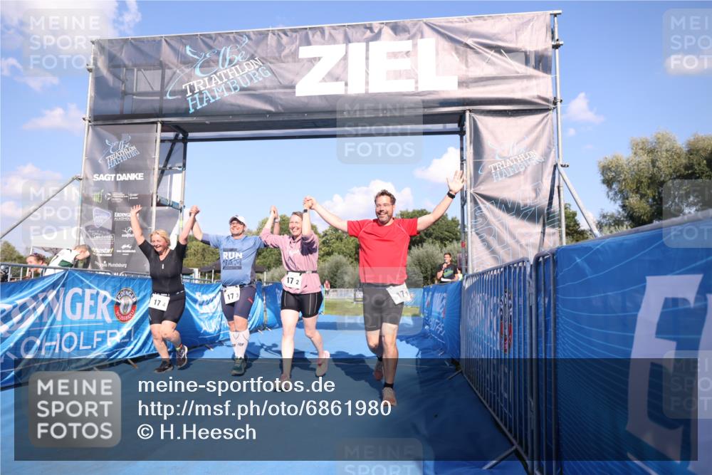 25.08.2024 - Elbe Triathlon Hamburg H.Heesch http://msf.ph/oto/6861980 25.08.2024 16:54:19 Ziel  meine-sportfotos.de