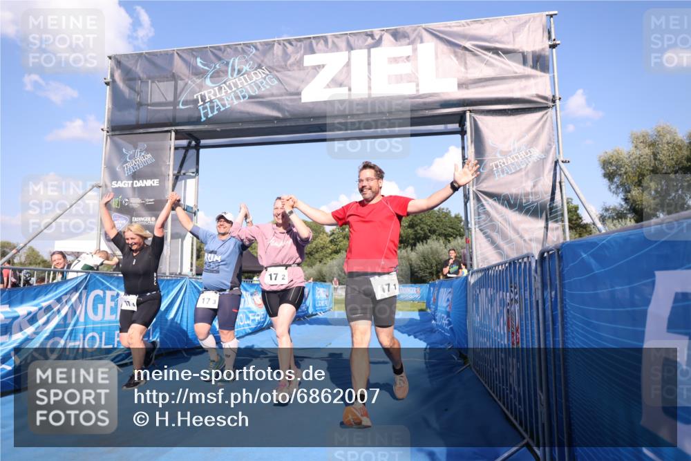25.08.2024 - Elbe Triathlon Hamburg H.Heesch http://msf.ph/oto/6862007 25.08.2024 16:54:20 Ziel  meine-sportfotos.de