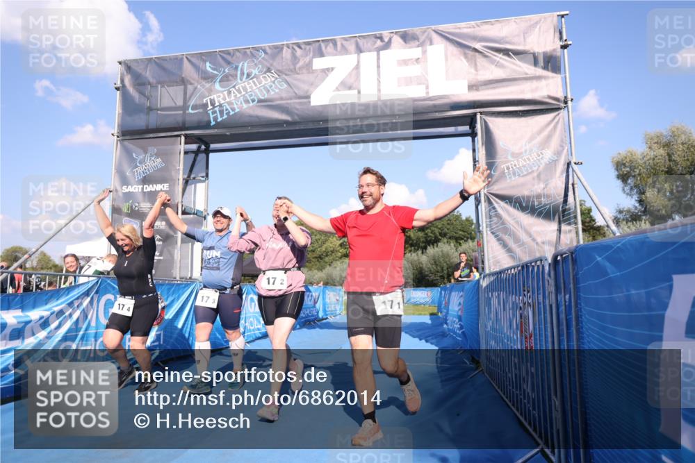 25.08.2024 - Elbe Triathlon Hamburg H.Heesch http://msf.ph/oto/6862014 25.08.2024 16:54:20 Ziel  meine-sportfotos.de