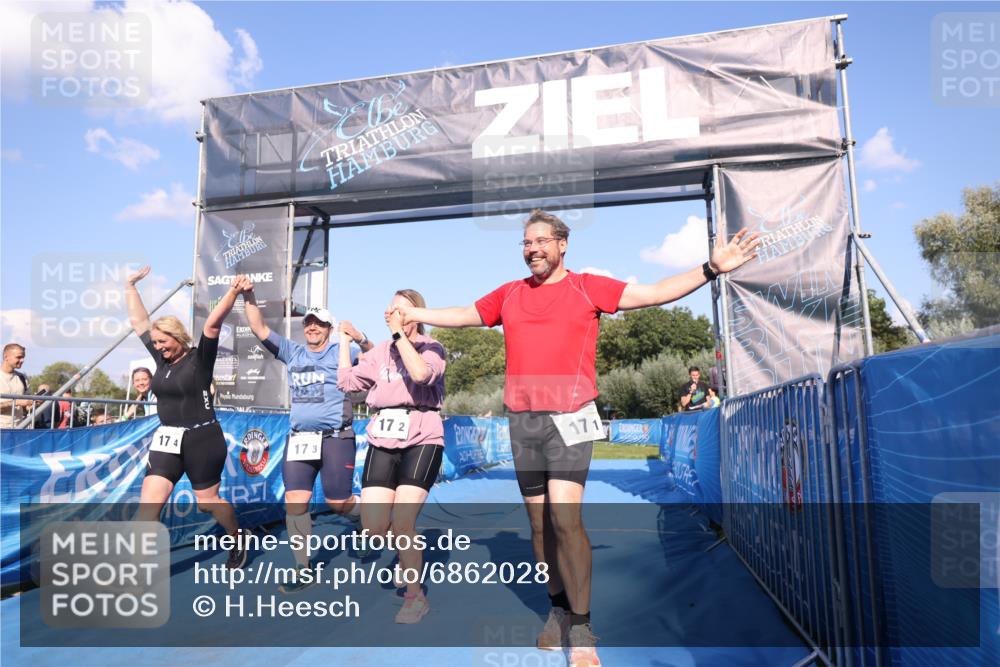 25.08.2024 - Elbe Triathlon Hamburg H.Heesch http://msf.ph/oto/6862028 25.08.2024 16:54:20 Ziel  meine-sportfotos.de