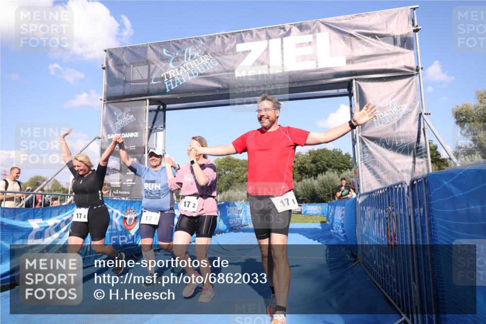 25.08.2024 - Elbe Triathlon Hamburg H.Heesch http://msf.ph/oto/6862033 25.08.2024 16:54:20 Ziel  meine-sportfotos.de