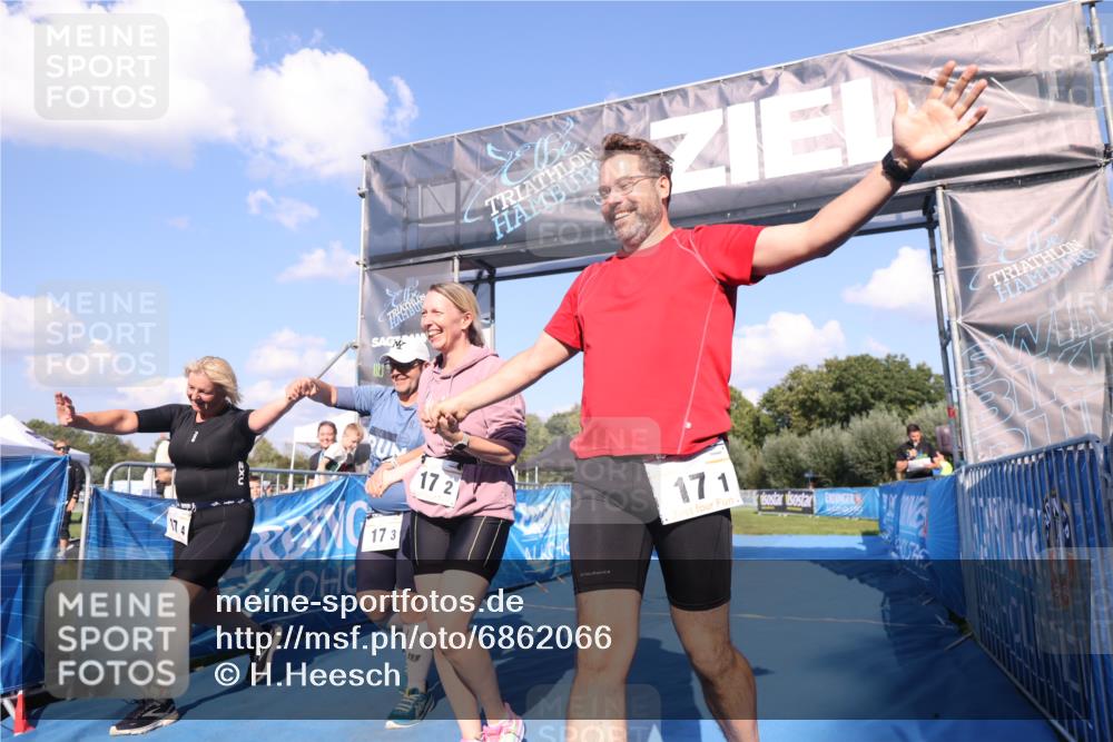 25.08.2024 - Elbe Triathlon Hamburg H.Heesch http://msf.ph/oto/6862066 25.08.2024 16:54:20 Ziel  meine-sportfotos.de