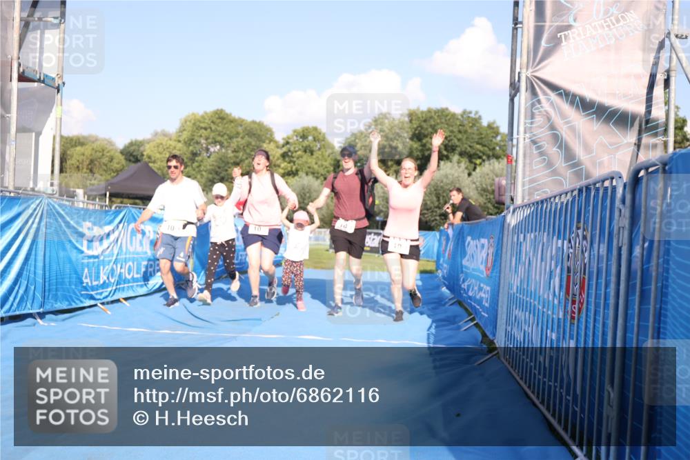 25.08.2024 - Elbe Triathlon Hamburg H.Heesch http://msf.ph/oto/6862116 25.08.2024 16:55:30 Ziel  meine-sportfotos.de