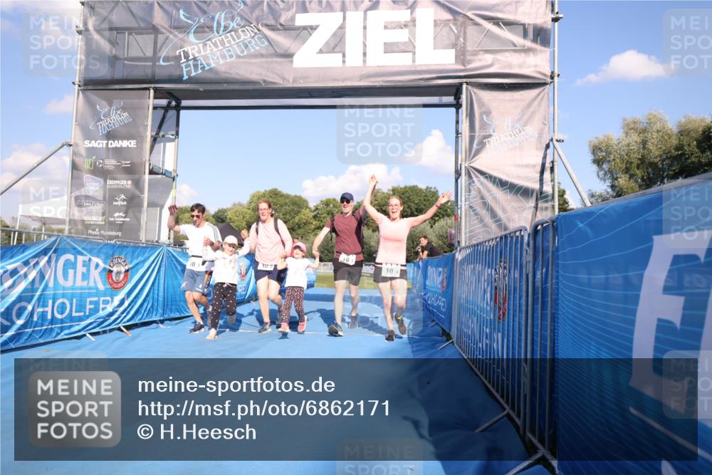 25.08.2024 - Elbe Triathlon Hamburg H.Heesch http://msf.ph/oto/6862171 25.08.2024 16:55:31 Ziel  meine-sportfotos.de