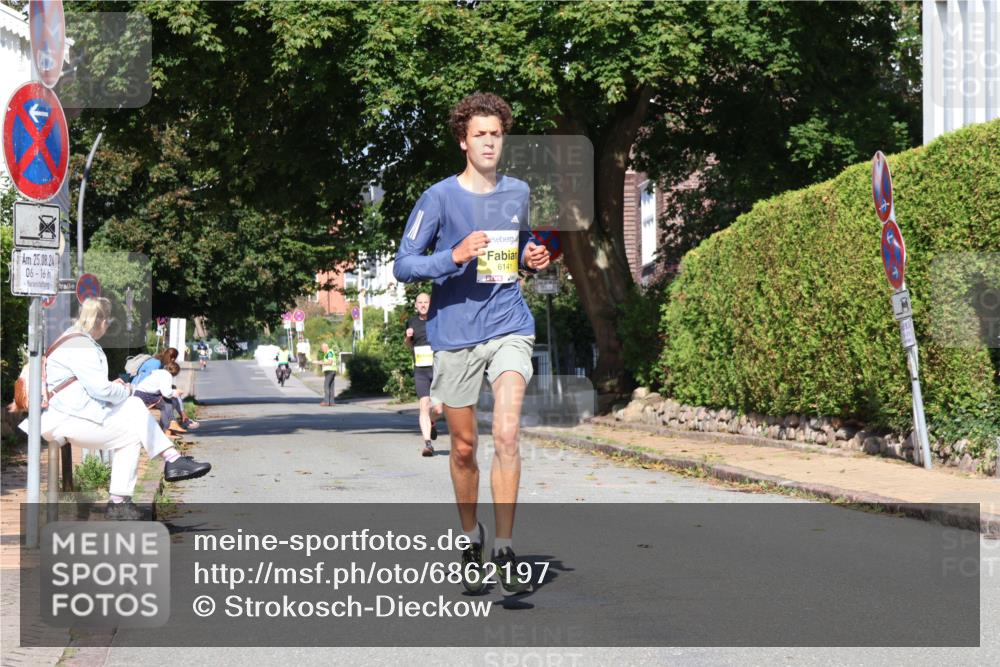25.08.2024 - 20. Blankeneser Heldenlauf Strokosch-Dieckow http://msf.ph/oto/6862197 25.08.2024 10:18:45 Ziel 6141, 6216 meine-sportfotos.de