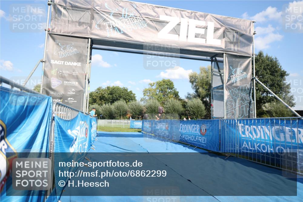 25.08.2024 - Elbe Triathlon Hamburg H.Heesch http://msf.ph/oto/6862299 25.08.2024 17:17:01 Ziel  meine-sportfotos.de