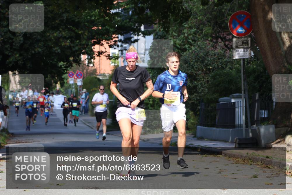 25.08.2024 - 20. Blankeneser Heldenlauf Strokosch-Dieckow http://msf.ph/oto/6863523 25.08.2024 10:24:05 Ziel 6310, 6460 meine-sportfotos.de
