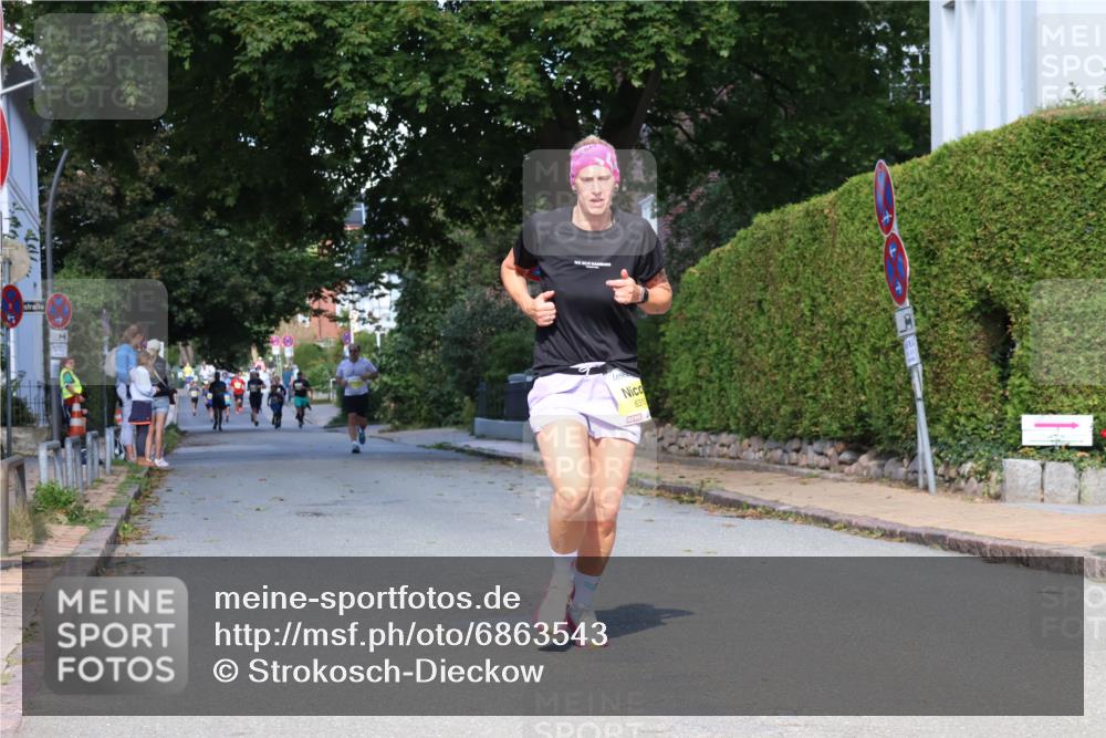 25.08.2024 - 20. Blankeneser Heldenlauf Strokosch-Dieckow http://msf.ph/oto/6863543 25.08.2024 10:24:09 Ziel 6310, 6460 meine-sportfotos.de