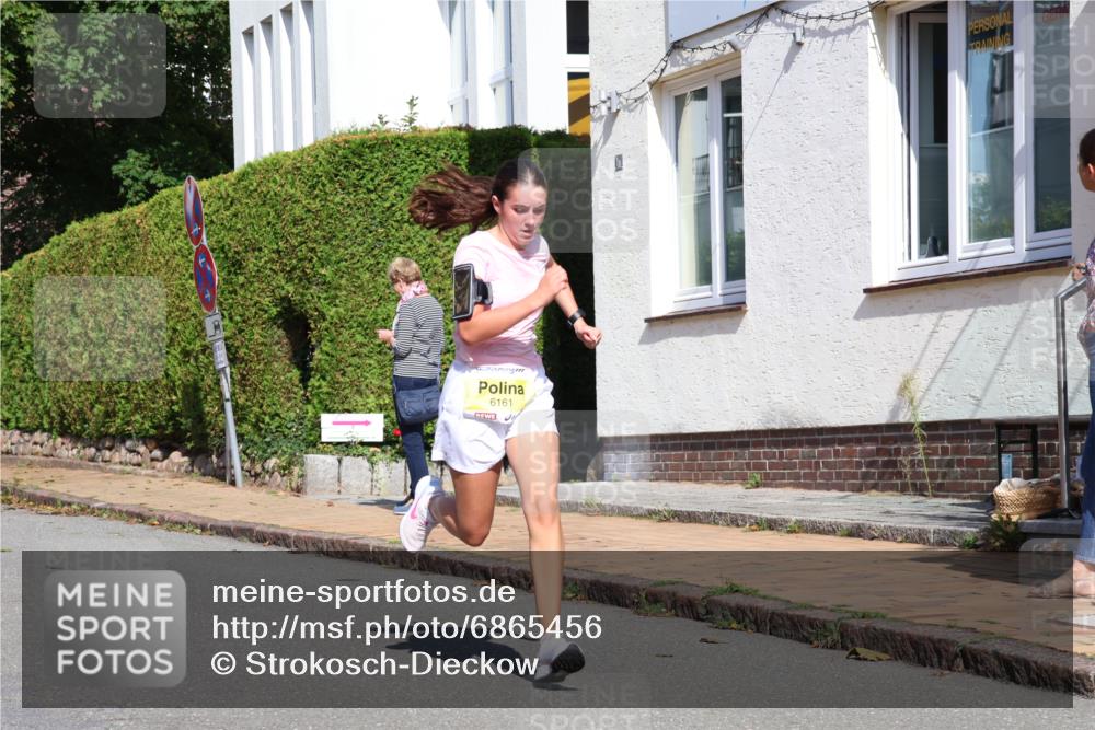 25.08.2024 - 20. Blankeneser Heldenlauf Strokosch-Dieckow http://msf.ph/oto/6865456 25.08.2024 10:26:49 Ziel 6161, 6418 meine-sportfotos.de