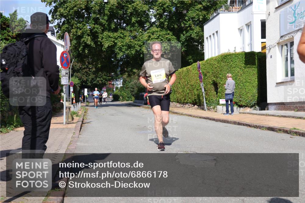 25.08.2024 - 20. Blankeneser Heldenlauf Strokosch-Dieckow http://msf.ph/oto/6866178 25.08.2024 10:27:47 Ziel 6015, 6299, 6318 meine-sportfotos.de