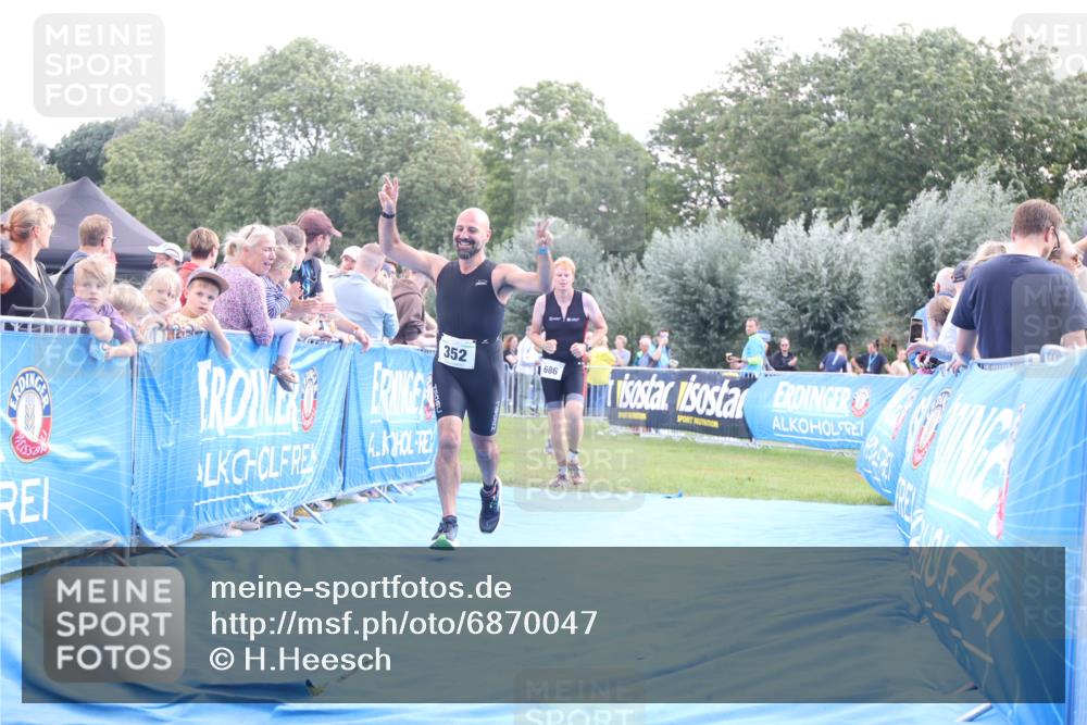 25.08.2024 - Elbe Triathlon Hamburg H.Heesch http://msf.ph/oto/6870047 25.08.2024 11:35:17 Ziel 352, 463, 686, 713 meine-sportfotos.de