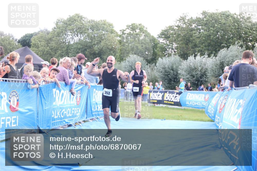 25.08.2024 - Elbe Triathlon Hamburg H.Heesch http://msf.ph/oto/6870067 25.08.2024 11:35:17 Ziel 352, 463, 686, 713 meine-sportfotos.de