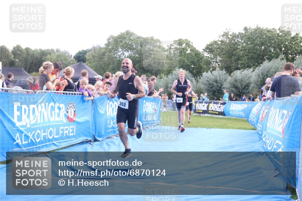25.08.2024 - Elbe Triathlon Hamburg H.Heesch http://msf.ph/oto/6870124 25.08.2024 11:35:18 Ziel 352, 463, 686, 713 meine-sportfotos.de